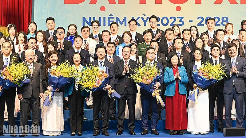 Các đồng chí lãnh đạo Đảng, Nhà nước tặng hoa chúc mừng Ban Chấp hành Trung ương Hội Sinh viên Việt Nam khóa XI, nhiệm kỳ 2023-2028. 