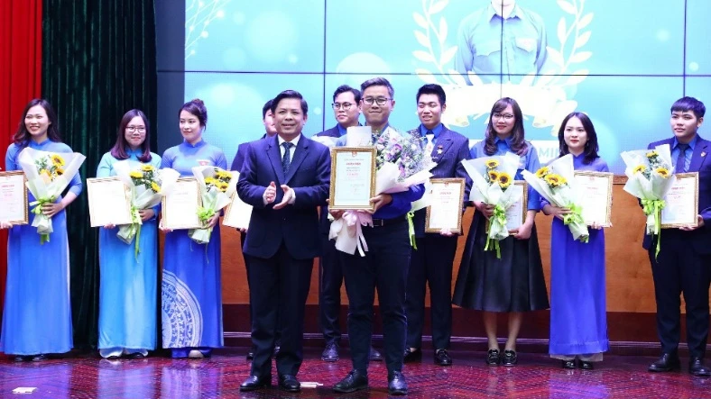 Đồng chí Nguyễn Văn Thể trao giải Nhất tặng thí sinh từ Đoàn thanh niên Bộ Ngoại giao. 