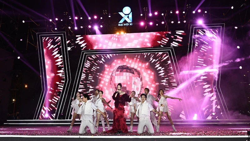 Ca sĩ Hòa Minzy trên sân khấu Hành trình "Bài ca sinh viên" năm 2023.
