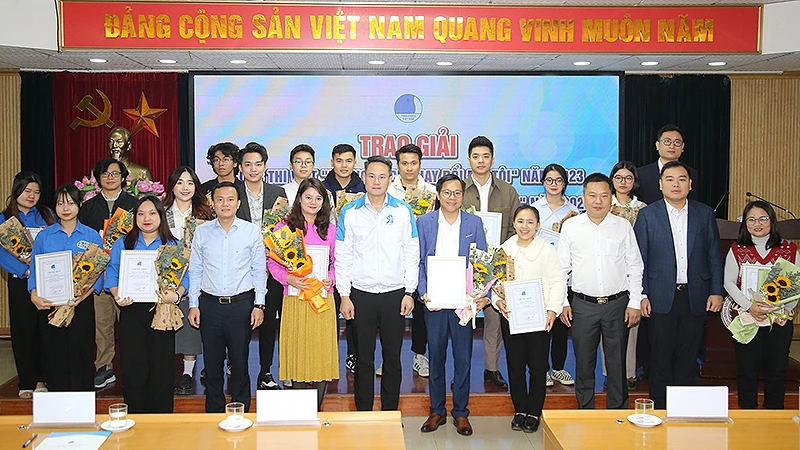 Phó Chủ tịch Thường trực Hội Liên hiệp Thanh niên Việt Nam Nguyễn Kim Quy (thứ 6 từ phải sang) và đại diện đơn vị liên quan trao phần thưởng tặng các cá nhân giành giải tại buổi lễ.