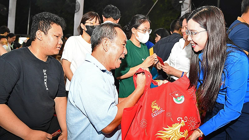 Đồng chí Nguyễn Phạm Duy Trang (áo xanh) trao quà Tết tặng người lao động tham gia chương trình.