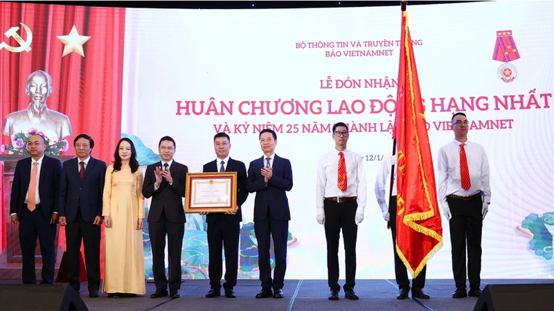 Đồng chí Nguyễn Mạnh Hùng (thứ 6 từ trái sang) trao Huân chương Lao động hạng Nhất tặng Báo VietNamNet tại buổi lễ.