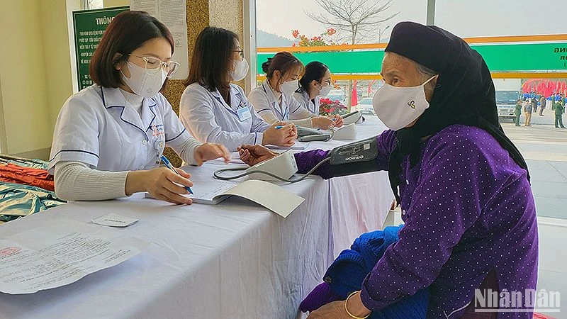 Thầy thuốc trẻ tình nguyện khám bệnh cho người dân vùng cao. 