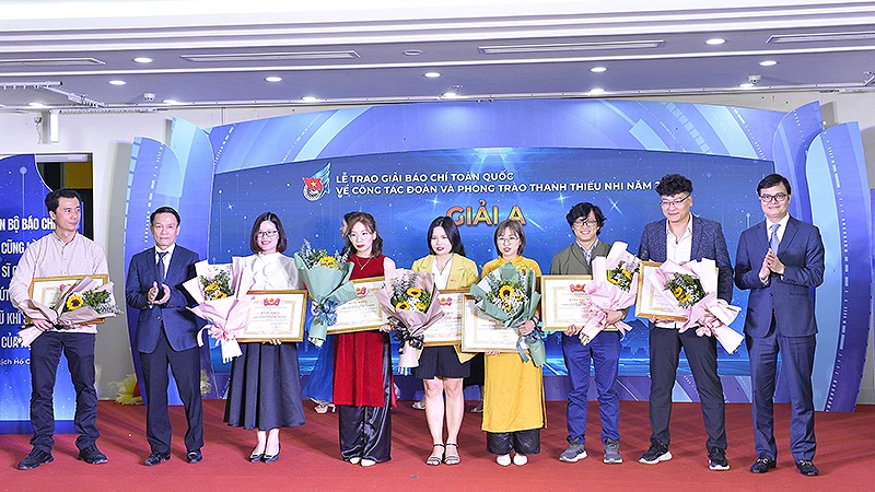 Các đồng chí đại diện Ban tổ chức Giải báo chí trao giải A tặng nhóm tác giả Báo Tiền Phong.