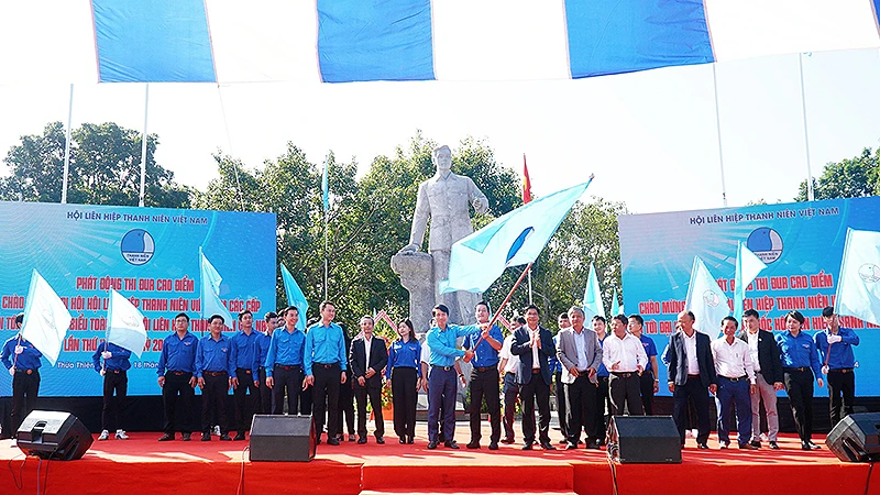 Bí thư Thường trực Trung ương Đoàn, Chủ tịch Hội Liên hiệp Thanh niên Việt Nam Nguyễn Ngọc Lương (ở giữa) cùng các đại biểu thực hiện nghi thức phát động chương trình "Tình nguyện mùa đông" và "Xuân tình nguyện" năm 2024.