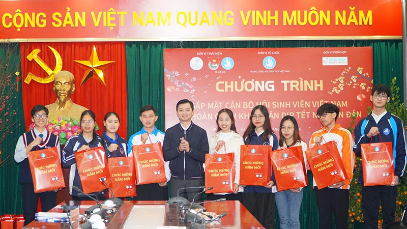 Bí thư Trung ương Đoàn, Chủ tịch Hội Sinh viên Việt Nam Nguyễn Minh Triết trao quà tặng cán bộ Hội Sinh viên và học sinh, sinh viên hoàn cảnh khó khăn.