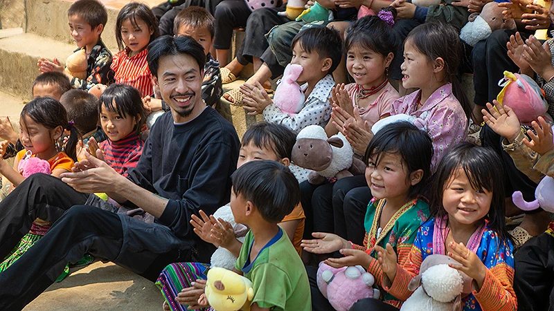 Nguyễn Đức Cường (ca sĩ Đen Vâu) cùng các em nhỏ vùng cao trong một chuyến thiện nguyện. 