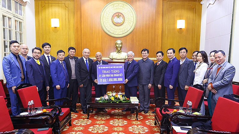 Đồng chí Đỗ Văn Chiến (thứ 9 từ phải sang) tiếp nhận kinh phí tượng trưng từ Chủ tịch Hiệp hội Doanh nhân Việt Nam ở nước ngoài Peter Hồng. 