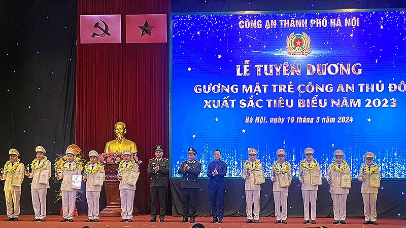 Trung tướng Nguyễn Hải Trung (đứng giữa) cùng đại diện Ban Thanh niên Công an nhân dân, Thành đoàn Hà Nội tuyên dương các Gương mặt trẻ Công an Thủ đô xuất sắc, tiêu biểu năm 2023.