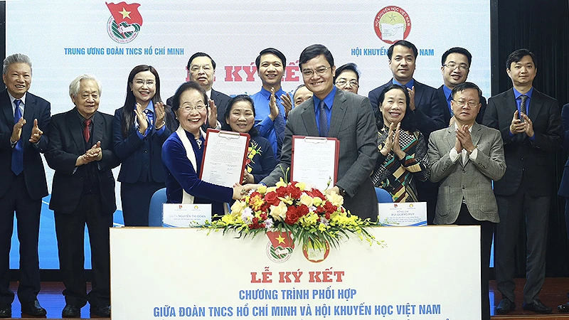 Các đồng chí Nguyễn Thị Doan, Bùi Quang Huy trao đổi biên bản ký kết tại buổi lễ.