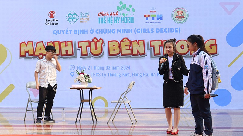 Một tiểu phẩm sân khấu hóa về bảo vệ trẻ em gái của học sinh Trường Trung học cơ sở Lý Thường Kiệt (Hà Nội).