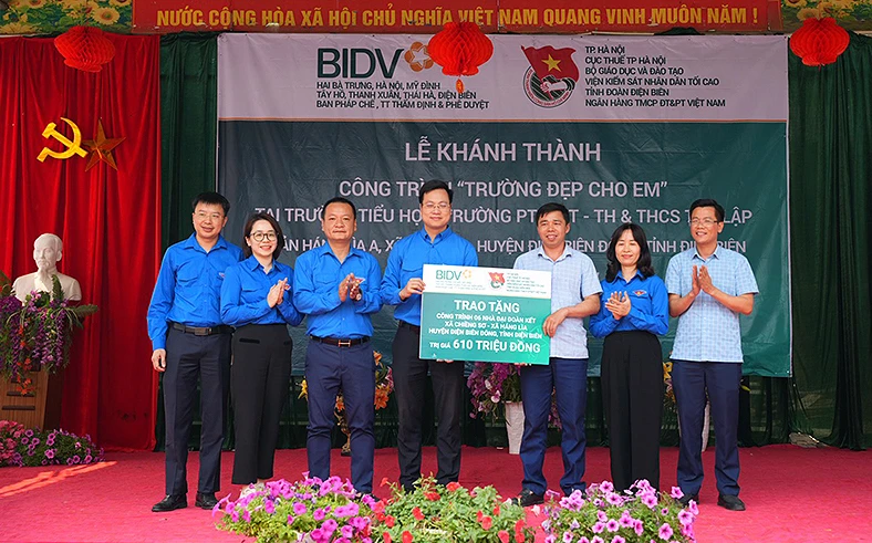 Phó Bí thư Thành đoàn Hà Nội Trần Quang Hưng (thứ 4 từ trái sang) và đại diện các đơn vị liên quan trao biển tượng trưng các công trình thanh niên tặng chính quyền địa phương.