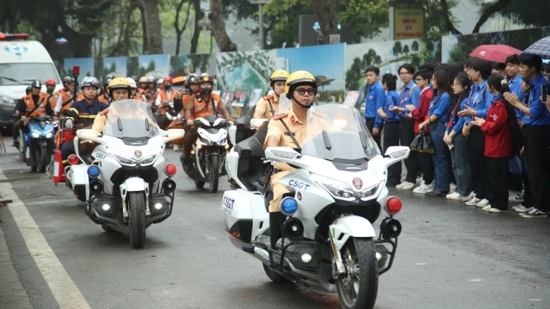 Các lực lượng, đoàn thể tham gia diễu hành tuyên truyền về an toàn giao thông sau buổi lễ. 