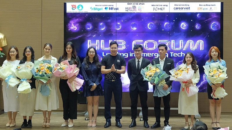Đại diện Ban tổ chức chương trình tặng hoa chúc mừng các thành viên Mạng lưới Câu lạc bộ Khởi nghiệp, Đổi mới sáng tạo và Chuyển đổi số Thành phố Hồ Chí Minh. 