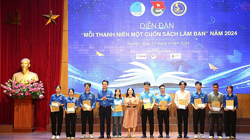 Ban tổ chức trao học bổng, sách tặng sinh viên vượt khó học tốt trong khuôn khổ Diễn đàn "Mỗi thanh niên một cuốn sách làm bạn" năm 2024.