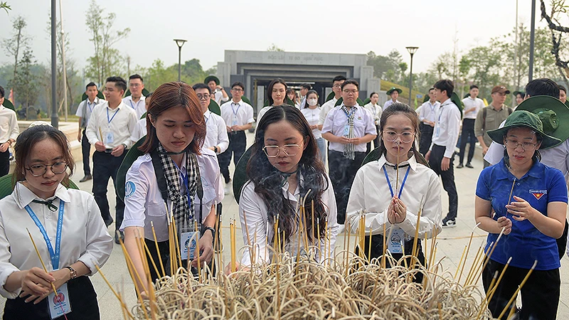 Đoàn Hành trình "Sinh viên với khát vọng non sông" tưởng niệm các liệt sĩ Điện Biên Phủ