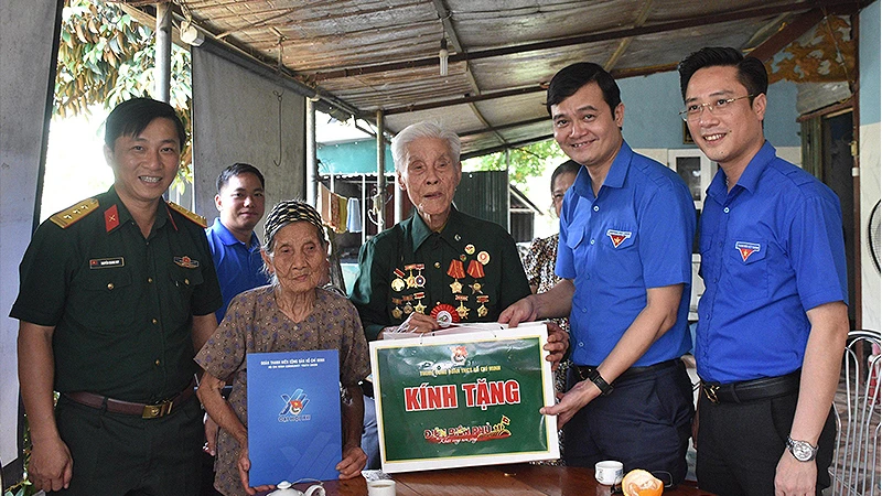 Đồng chí Bùi Quang Huy và đại diện các đơn vị liên quan đến thăm hỏi, trao quà tặng chiến sĩ Điện Biên Bùi Văn Tỉnh và gia đình. 