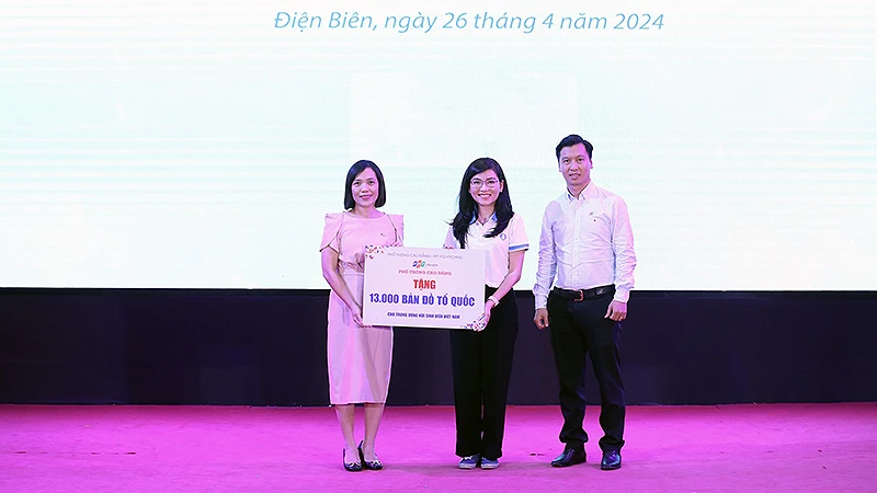 Phó Chủ tịch Thường trực Hội Sinh viên Việt Nam Hồ Hồng Nguyên (đứng giữa) tiếp nhận biểu tượng trưng 13 nghìn bản đồ Tổ quốc từ đại diện Phổ thông Cao đẳng - FPT Polytechnic.
