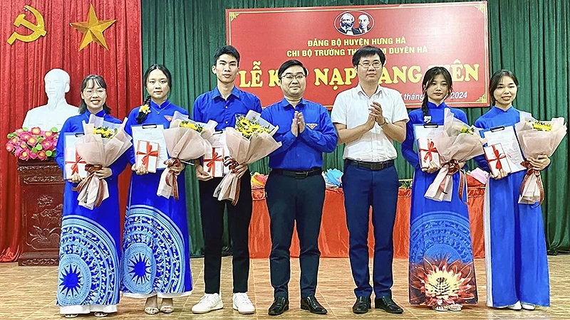 Đại diện lãnh đạo các đơn vị, đoàn thể trao hoa chúc mừng các đảng viên trẻ là học sinh trung học phổ thông. 