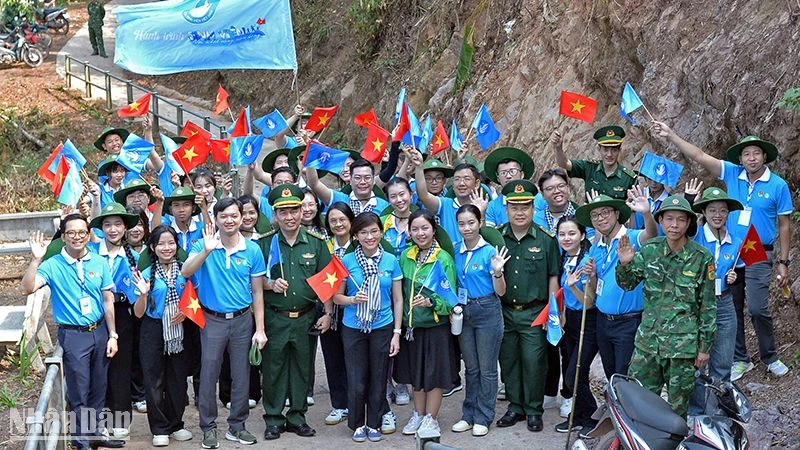 Đoàn đại biểu Hành trình "Sinh viên với khát vọng non sông" hành quân lên Cột mốc số 0 A Pa Chải (xã Sín Thầu, huyện Mường Nhé, tỉnh Điện Biên".