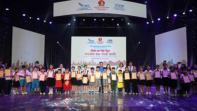 Đại diện Ban tổ chức trao các giải thưởng tặng thí sinh tham gia vòng bán kết Sân chơi tại Thành phố Hồ Chí Minh.