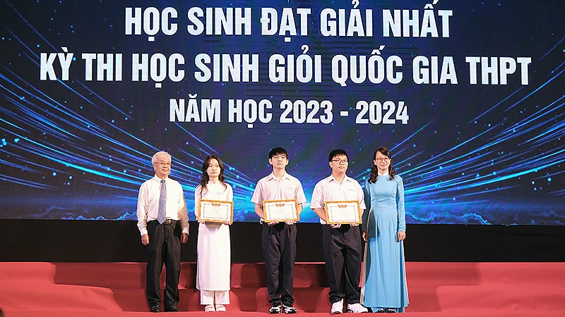 Đại diện Trường phổ thông Năng khiếu trao Bằng khen tặng học sinh giành giải Nhất tại kỳ thi học sinh giỏi quốc gia trung học phổ thông năm học 2023-2024.