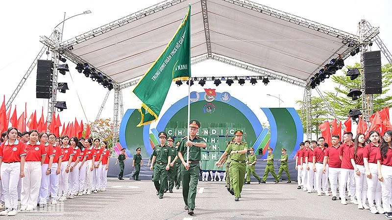 Tình nguyện viên lực lượng vũ trang với lá cờ Chiến dịch "Hành quân xanh" - một trong những mũi nhọn của Chiến dịch Thanh niên tình nguyện hè. 