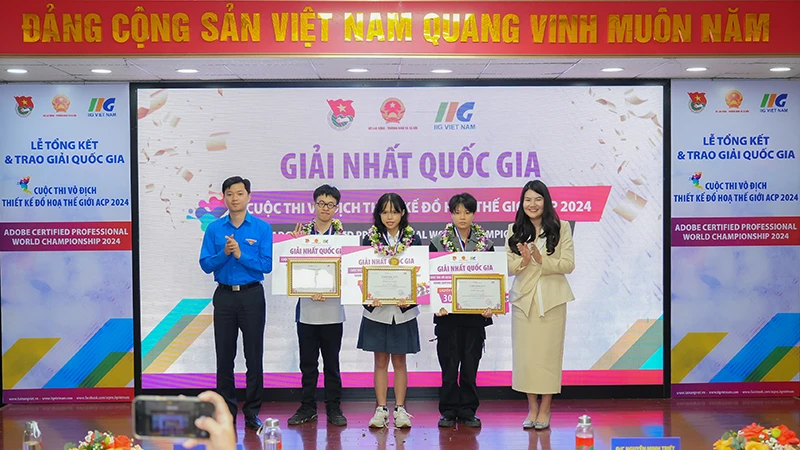 Ban tổ chức trao giải nhất của cuộc thi tặng các thí sinh xuất sắc. 