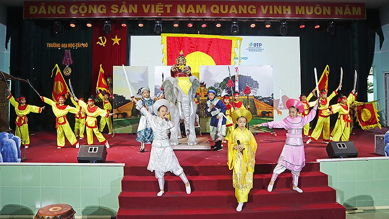 Màn hùng biện sân khấu hóa đầy màu sắc giành giải Nhất của Liên đội Trường Tiểu học Thiên Hộ Dương (thành phố Mỹ Tho, tỉnh Tiền Giang).
