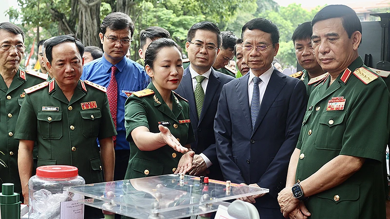 Đại tướng Phan Văn Giang (ngoài cùng bên phải) và các đại biểu tham quan khu vực trưng bày sản phẩm xuất sắc dự Giải thưởng Tuổi trẻ sáng tạo trong quân đội lần thứ 24.