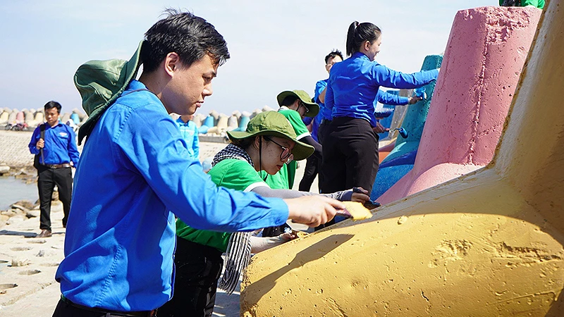 Các chiến sĩ tình nguyện "Kỳ nghỉ hồng" chung tay thực hiện công trình thanh niên "Tô điểm bờ kè" dưới ánh nắng đảo Phú Quý.