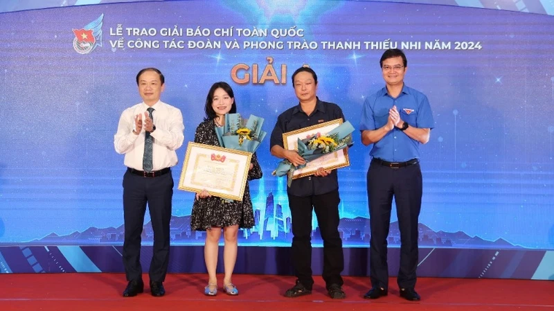 Các đồng chí Phạm Tất Thắng, Bùi Quang Huy (lần lượt ngoài cùng bên trái và phải) trao giải A tặng các đại diện nhóm tác giả Báo Nhân Dân. 