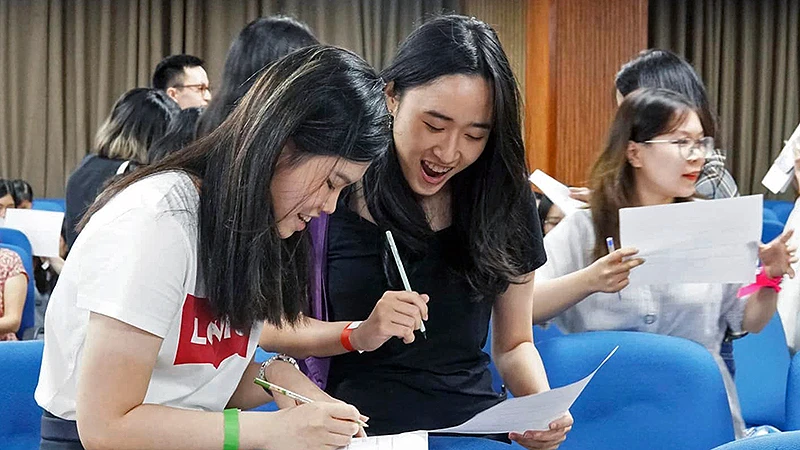 Sinh viên hào hứng tham gia các trò chơi tương tác và gắn kết tại sự kiện Pre-Departure Briefing năm 2023 tại Thủ đô Hà Nội.