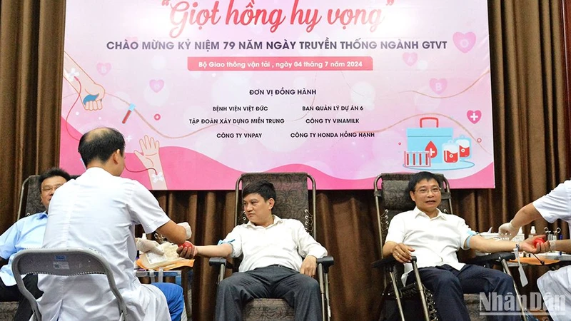 Bộ trưởng Nguyễn Văn Thắng (bên phải) cùng cán bộ, người lao động Bộ Giao thông vận tải hiến máu tình nguyện tại chương trình.