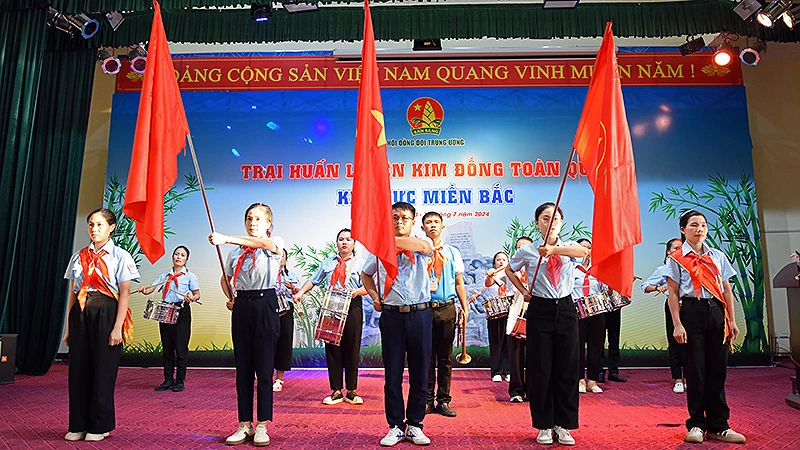 Các nghi thức truyền thống của Đội Thiếu niên Tiền phong Hồ Chí Minh tại buổi lễ.