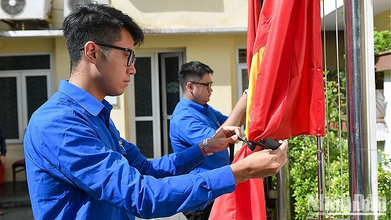 Đoàn viên, thanh niên Thủ đô treo cờ rủ tưởng nhớ Tổng Bí thư Nguyễn Phú Trọng.