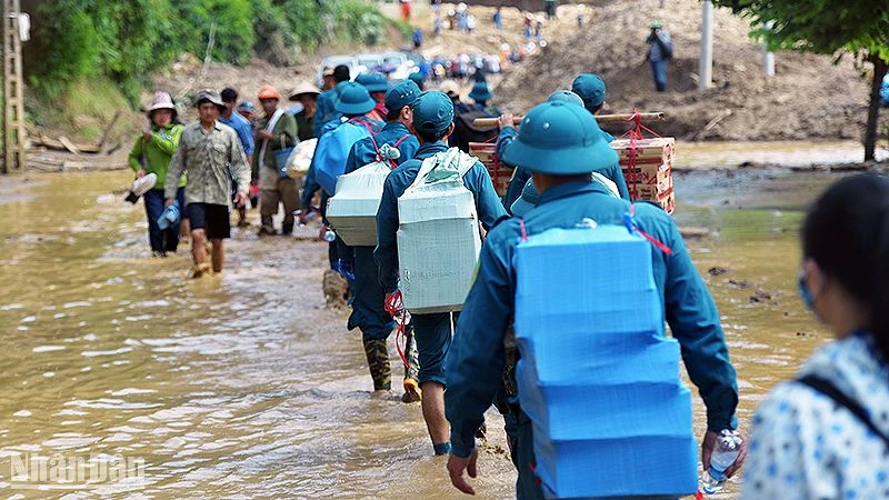 Các chiến sĩ trẻ lực lượng vũ trang mang theo nhu yếu phẩm, thuốc men hành quân đến các địa điểm chịu ảnh hưởng của thiên tai tại Mường Pồn những ngày qua.