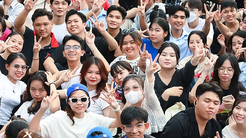 Tân sinh viên Trường Cao đẳng FPT Polytechnic Cần Thơ hào hứng tại chương trình nhạc hội.