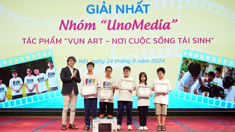 Các "nhà làm phim nhí" từ Trường trung học cơ sở Cầu Giấy (Hà Nội) nhận giải nhất của cuộc thi.