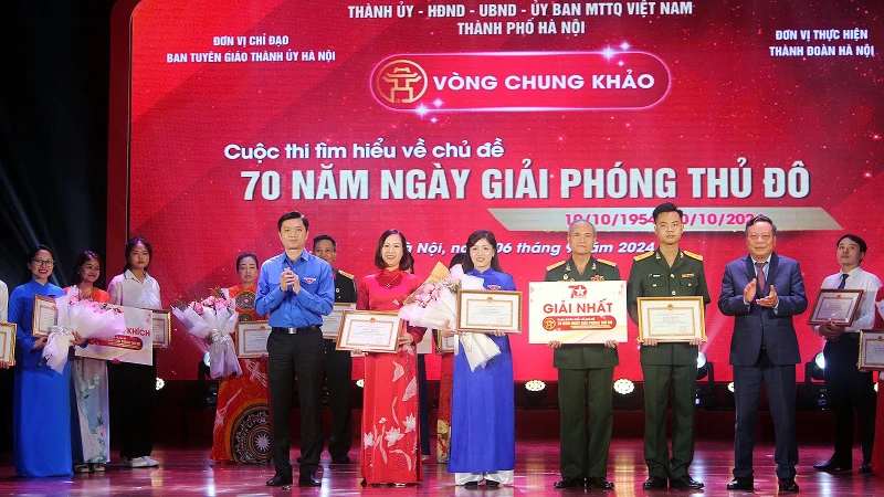 Bí thư Trung ương Đoàn, Chủ tịch Hội Sinh viên Việt Nam Nguyễn Minh Triết (hàng đầu, ngoài cùng bên trái) cùng đại diện Ban Tổ chức Cuộc thi trao giải nhất tặng các thành viên đội "Tôi yêu Hà Nội".