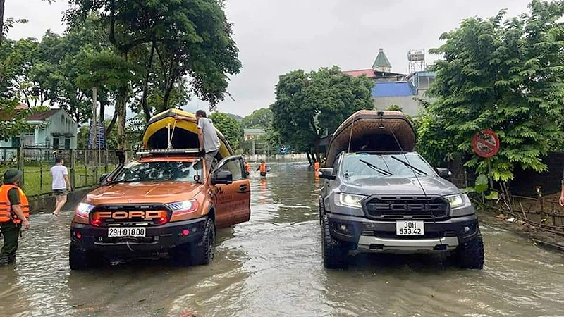 Phương tiện của các tình nguyện viên tiến vào vùng lũ.