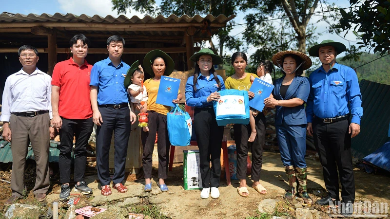 Đoàn công tác của Trung ương Đoàn đến thăm, động viên, hỗ trợ người dân xã Quang Thuận (huyện Bạch Thông, tỉnh Bắc Kạn) bị mất toàn bộ nhà cửa do bão số 3.