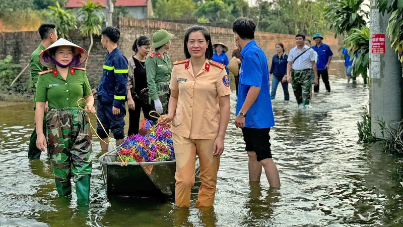 Chiến sĩ công an làm bánh, vượt lũ mang "Mùa trăng ý nghĩa" đến với thiếu nhi