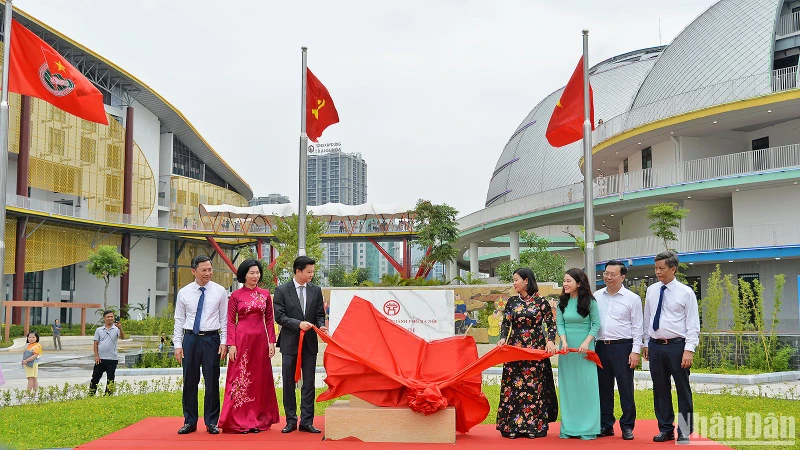 Đại diện lãnh đạo Trung ương Đoàn, thành phố Hà Nội và các đơn vị liên quan thực hiện nghi lễ gắn biển công trình Cung Thiếu nhi Hà Nội.