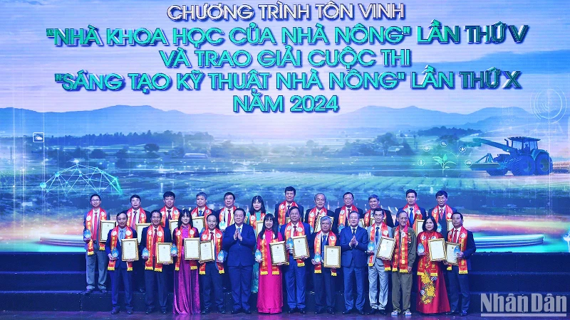 Các đồng chí Nguyễn Trọng Nghĩa, Lương Quốc Đoàn (hàng đầu, lần lượt thứ 5 và 9 từ trái sang) trao danh hiệu "Nhà khoa học của nhà nông" năm 2024 tặng các cá nhân tiêu biểu tại chương trình.