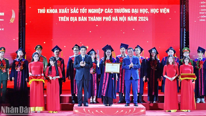 Chủ nhiệm Ủy ban Văn hóa, Giáo dục của Quốc hội Nguyễn Đắc Vinh và Phó Bí thư Thành ủy Hà Nội Nguyễn Văn Phong trao Bằng khen, kỷ niệm chương tặng các thủ khoa xuất sắc, tiêu biểu tại buổi lễ.