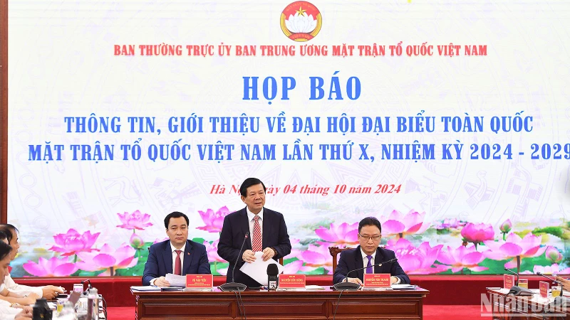 Phó Chủ tịch Ủy ban Trung ương Mặt trận Tổ quốc Việt Nam Nguyễn Hữu Dũng phát biểu ý kiến tại buổi họp báo.