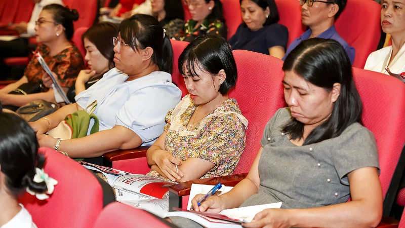 Giáo viên chủ chốt, đại diện tổ tiếng Anh các trường trung học phổ thông trên địa bàn Thành phố Hồ Chí Minh nghiên cứu tài liệu tại Hội thảo.