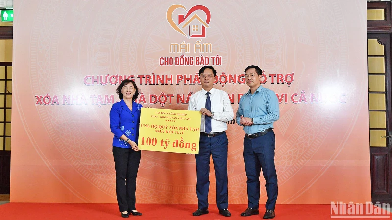 Các cơ quan, tổ chức, cá nhân, nhà hảo tâm trong và ngoài nước trao kinh phí ủng hộ trước chương trình.