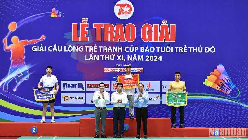 Đại diện Ban tổ chức trao các giải toàn đoàn tại buổi lễ bế mạc.